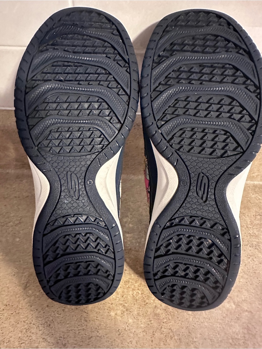 Skechers 8M Navy Slip-On Womens Sneakers with Rare Doggie Print Excellent Cond. - Picture 9 of 9